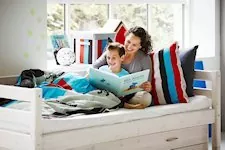 Mutter mit Kind lesend im Flexa Classic Bett